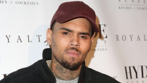 Uno más a la lista: Chris Brown lanzó el teléfono de una fanática porque no lo estaba mirando