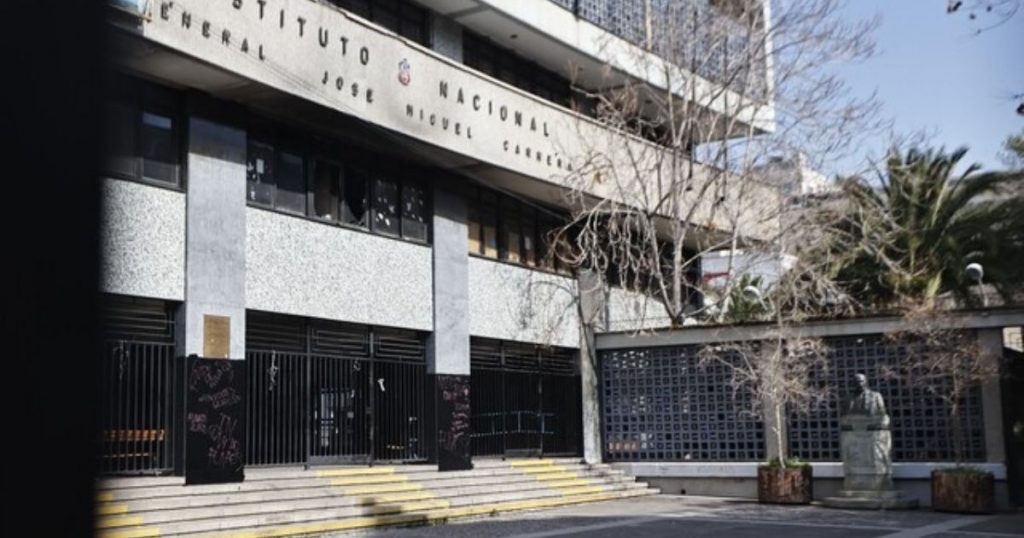 Denuncian lanzamiento de bombas molotov y bengalas en frontis del Instituto Nacional