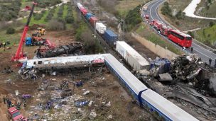 Choque de dos trenes deja al menos 36 muertos y más de 130 heridos en Grecia