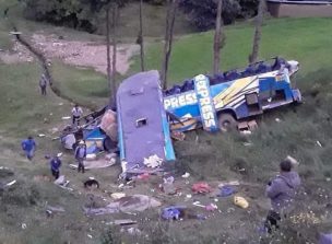 Seis muertos y once heridos tras la caída de un autobús a un barranco en Perú