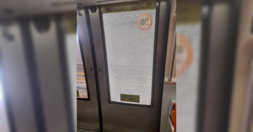 Metro de Santiago denuncia que barristas vandalizaron uno de sus trenes de la Línea 5