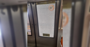 Metro de Santiago denuncia que barristas vandalizaron uno de sus trenes de la Línea 5