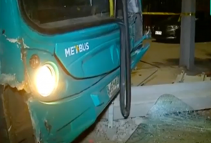 Bus choca 6 autos y derriba un poste en Pudahuel: Dos vehículos cayeron por un barranco