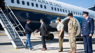 Presidente Boric aterriza en la región del Ñuble para coordinar reconstrucción tras los incendios forestales