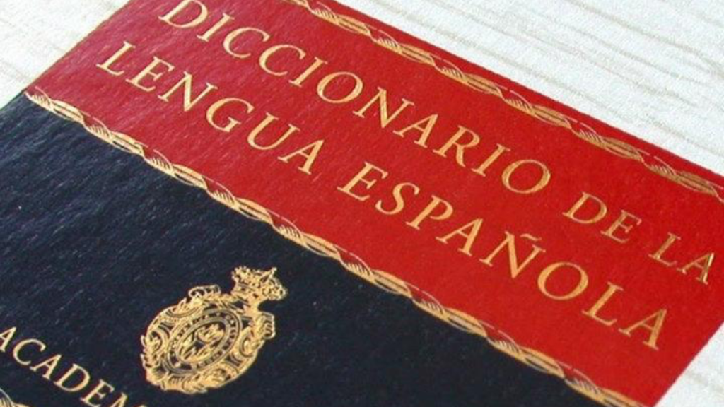 “Salvo en el español de Chile”: RAE explica que no sería vulgar decir un artículo previo a un nombre propio