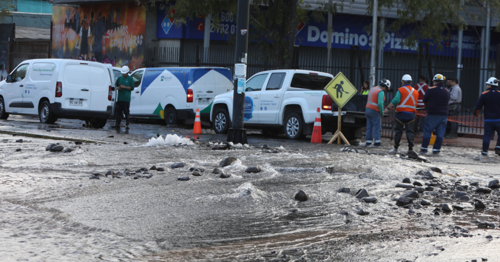 Aguas Andinas se refiere a rotura de matriz en Recoleta: “Nos encontramos trabajando para subsanar esta situación”
