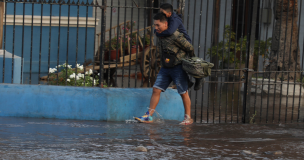 Municipalidad de Recoleta informa la suspensión de clases en cuatro colegios de la comuna tras rotura de matriz