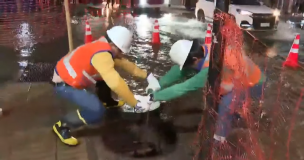 Rotura de matriz inunda calle en Recoleta y provoca gran congestión vehicular