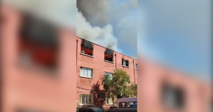 Bomberos trabaja en incendio que afecta a colegio de San Miguel