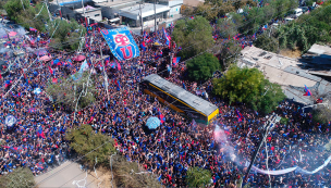 Apoyo multitudinario: el masivo banderazo de los hinchas de la U en la previa del Superclásico