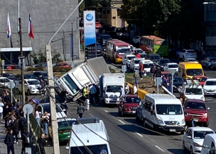 Volcamiento de camión deja al menos cinco lesionados en Valparaíso