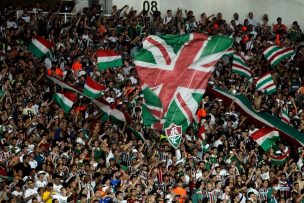 Hinchas de Fluminense se burlan de Vidal: 