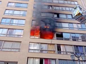 Reportan incendio en Santiago Centro: Bomberos combate la emergencia