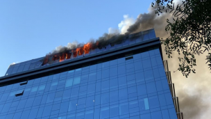 Bomberos combate incendio en edificio de Vitacura