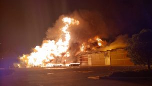 Incendio afecta a bodegas en Pudahuel