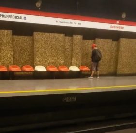 Captan a hombre orinando en estación de Metro de Santiago