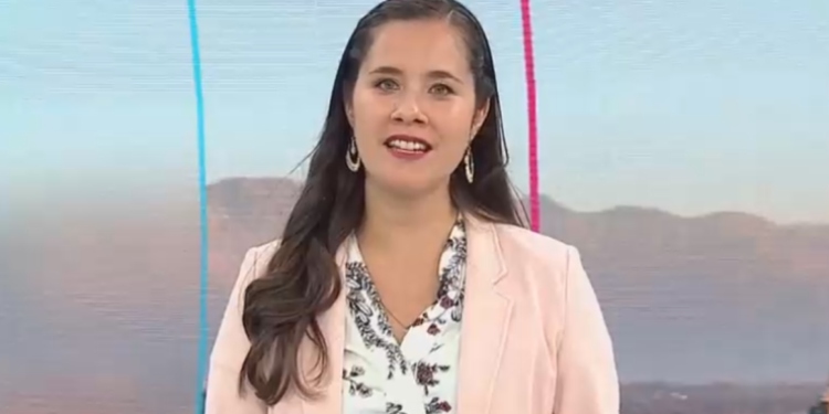 “Somos seres humanos y se me antojó”: Periodista se CHV que se hizo viral reaccionó tras ser captada comiendo en vivo