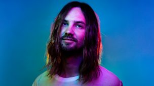 ¿Peligra su presencia? Cantante de Tame Impala se fracturó la cadera a una semana del Lollapalooza