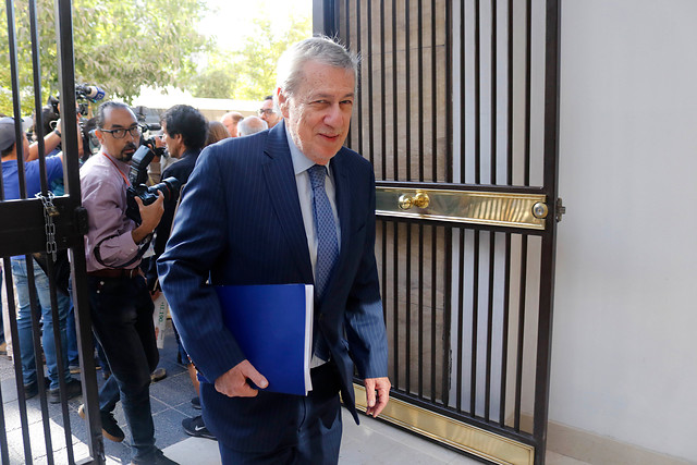 Ministro Van Klaveren por paso de migrantes en frontera con Bolivia: “Hay conversaciones en curso”