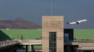 Bandada de pájaros suspendió operaciones en Aeropuerto de Santiago: Dos vuelos fueron desviados a Mendoza