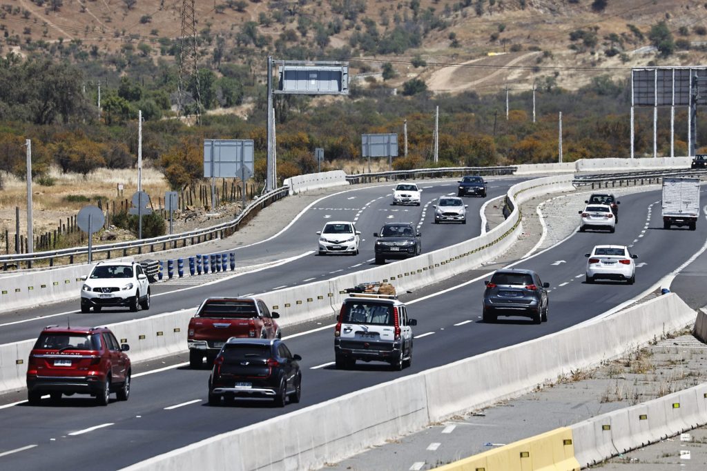 Más de 54 mil vehículos han salido de la Región Metropolitana en nuevo fin de semana largo