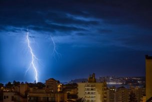 Meteorología emite aviso por tormentas eléctricas para diez regiones del país