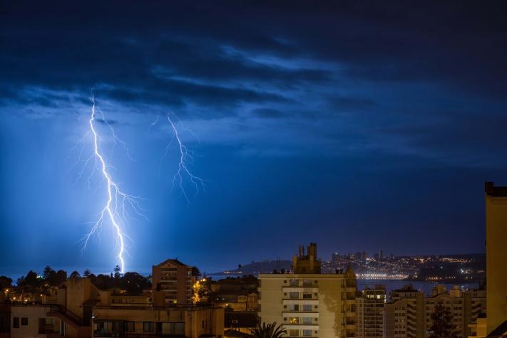Meteorología emite aviso por tormentas eléctricas para diez regiones del país