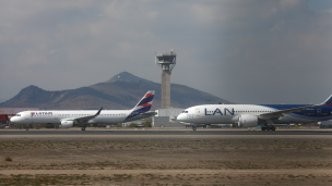 Reanudan operación de pistas del Aeropuerto de Santiago tras suspensión por presencia de aves migratorias