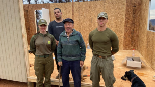 Carabineros en formación realizan trabajos de reconstrucción de casas en Santa Juana