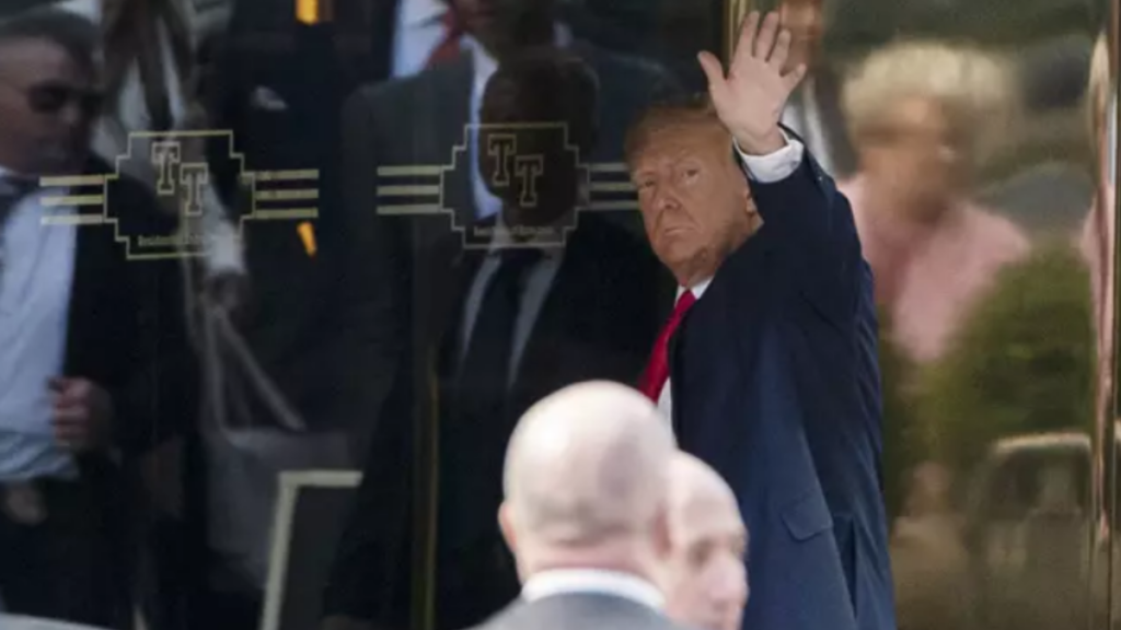 Donald Trump llega al tribunal de Manhattan y espera bajo arresto la lectura de cargos que se le imputan