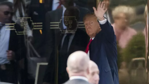 Donald Trump llega al tribunal de Manhattan y espera bajo arresto la lectura de cargos que se le imputan