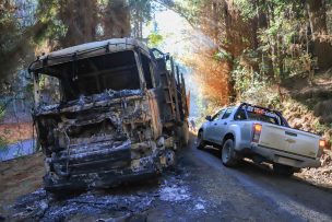 Ataque incendiario en La Araucanía: Sujetos queman cuatro camiones de una empresa distribuidora de alimentos