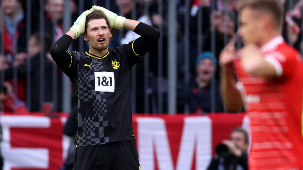¡Por Dios, Kobel! El grosero error del portero del Dortmund en el clásico ante el Bayern