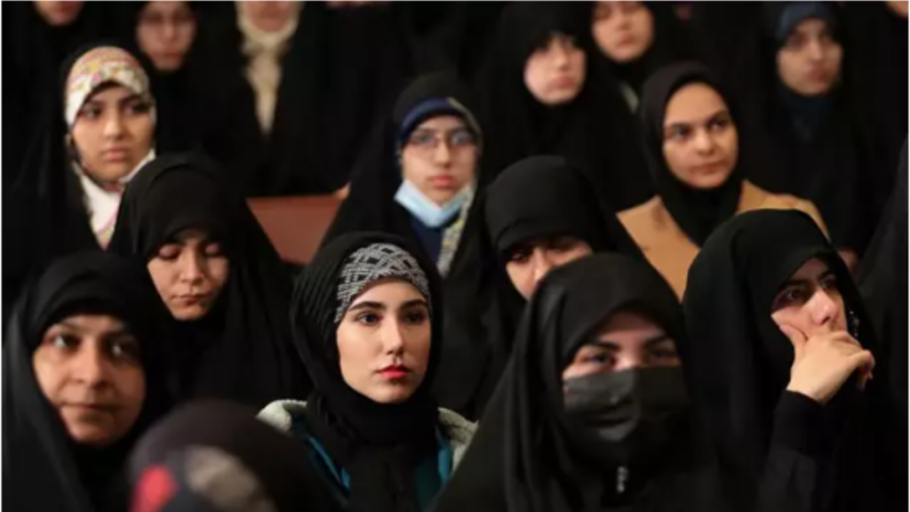 Policía iraní instalará cámaras para vigilar el uso del hiyab