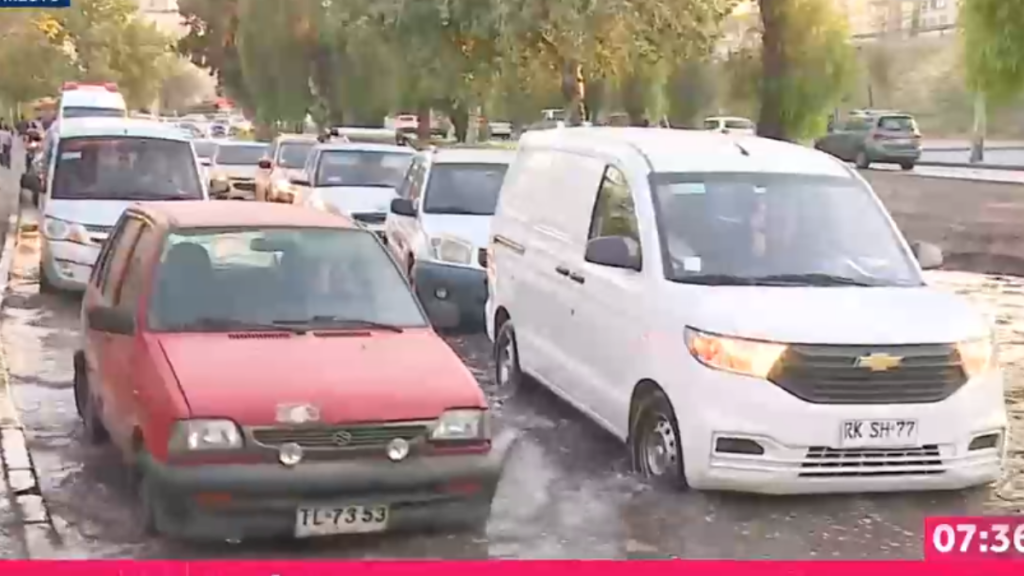 Inundación a las afueras del Parque O’Higgins genera gran congestión
