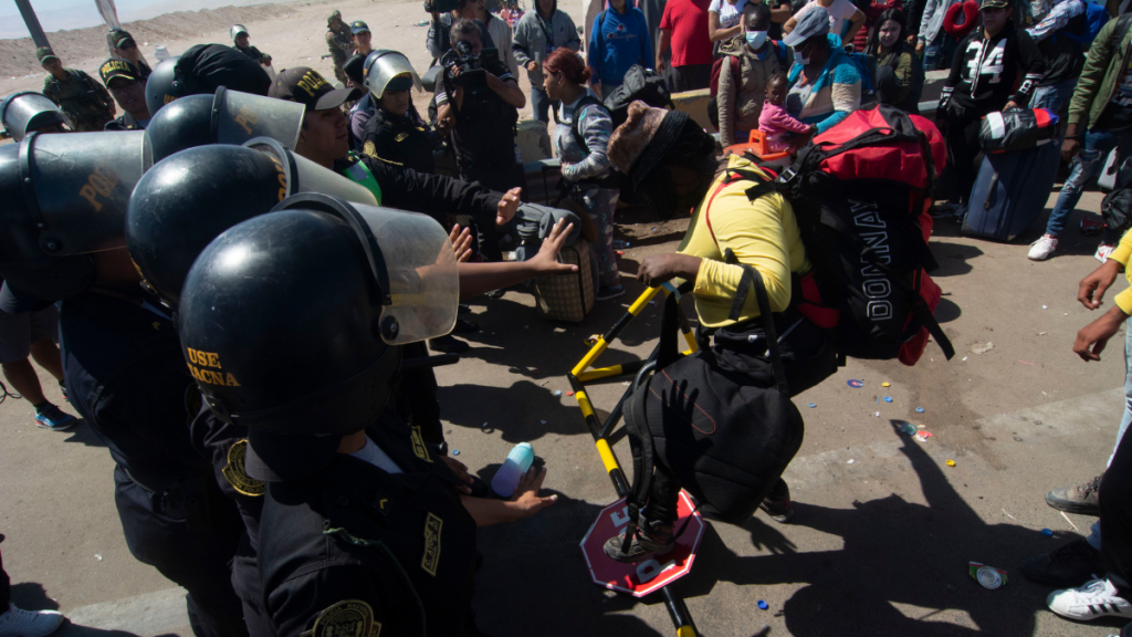 Crisis migratoria: Perú convoca a embajador de Chile para expresar “su protesta por la falta de colaboración”