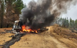 Ataque incendiario destruye 11 vehículos y maquinaria forestal en un fundo de Lumaco