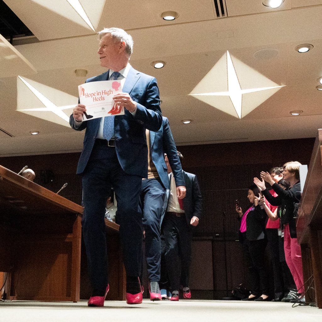Políticos canadienses usan zapatos rosas con tacones para “crear conciencia sobre la violencia contra la mujer”