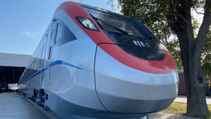 Gobierno presentó modernos trenes que conectarán a Santiago y Chillán en menos tiempo