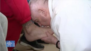 El Papa Francisco lavó los pies a doce menores reclusos en una  correccional de Roma