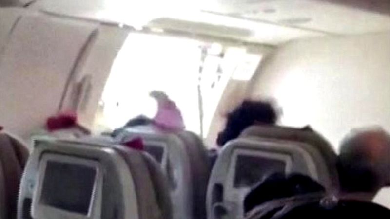 Corea del Sur: Hombre que abrió puerta de avión antes de aterrizar declaró que lo hizo por estar “agobiado”