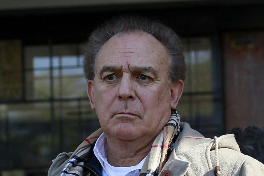 “Su condición es de cuidado”: César Antonio Santis fue internado en Unidad de Pacientes Críticos