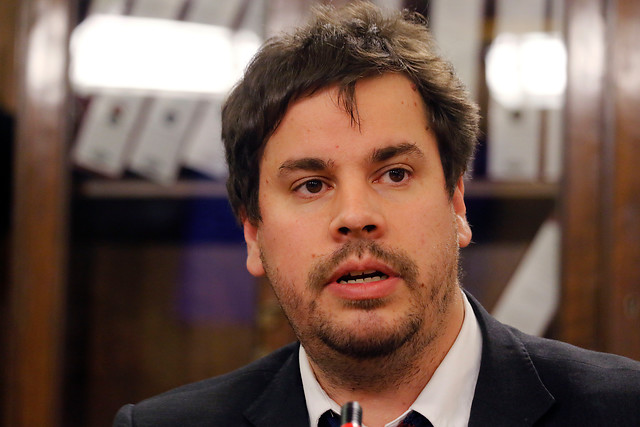 Exdirector de Migraciones: “Lo que está avanzando el Gobierno es darle visa a todos”