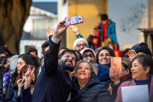 Sacándose fotos con todos: Presidente Boric llega a votar en Punta Arenas recibido por una multitud de gente