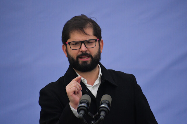 Presidente Boric reacciona al “chat de puros hombres” de Milad: “En una cosa le achuntaron, esto sí es feminismo”