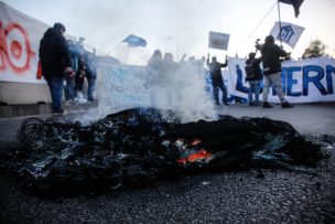 Vecinos de Lo Hermida protestan por el alza del costo de la vida en Américo Vespucio