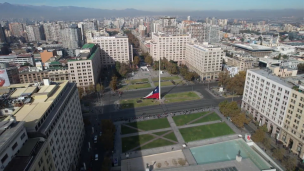 Armada efectuó el izamiento de la Gran Bandera del Bicentenario en la Plaza de la Ciudadanía en Santiago