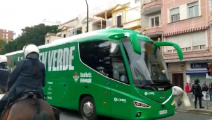 Fanáticos del Sevilla atacan bus del Betis en la previa del clásico