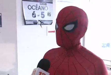 Spiderman cumple con su deber cívico: Vocal sorprende nuevamente con disfraz en Elección de Consejo Constitucional