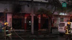 Incendio afectó local de comida en Santiago Centro: Una persona resultó con heridas graves